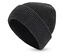 Detailný záber na čiernu pletenú čiapku na bielom pozadí.