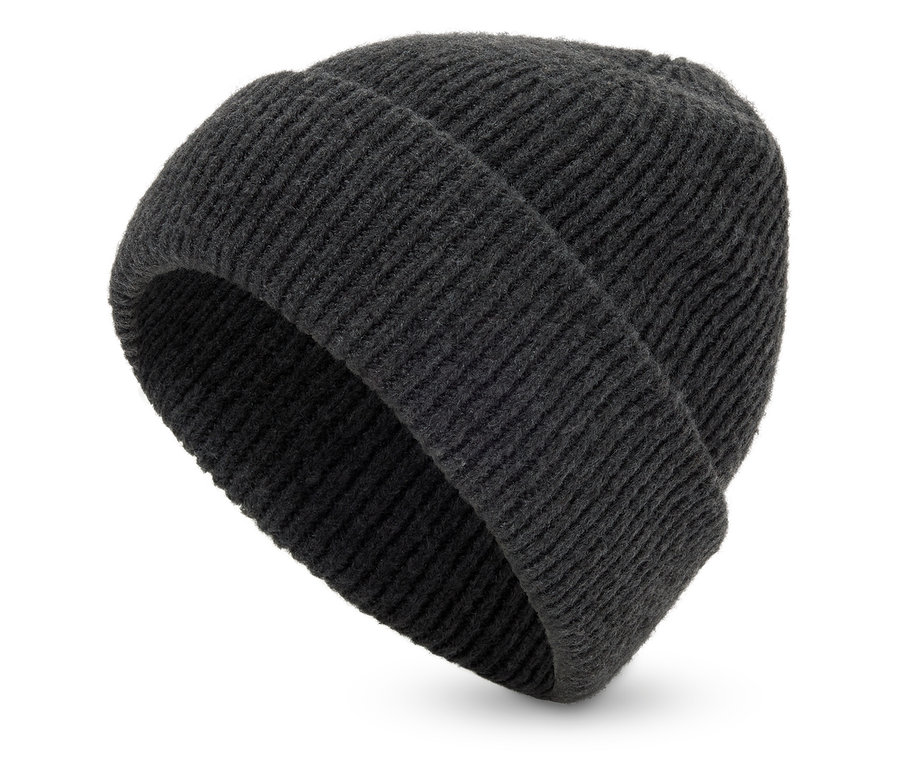 Detailný záber na čiernu pletenú čiapku na bielom pozadí.