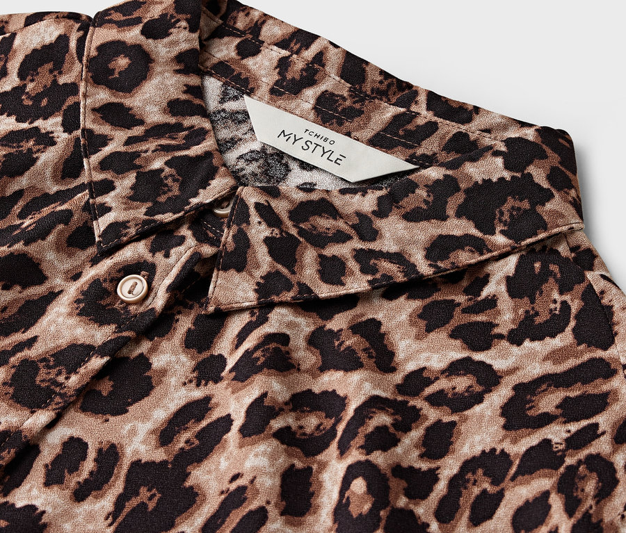 Detail hnedo-čiernej košele s leopardím vzorom, viditeľný golier.