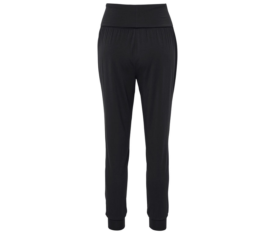 Čierne tepláky s vysokým pásom a manžetami na členkoch.