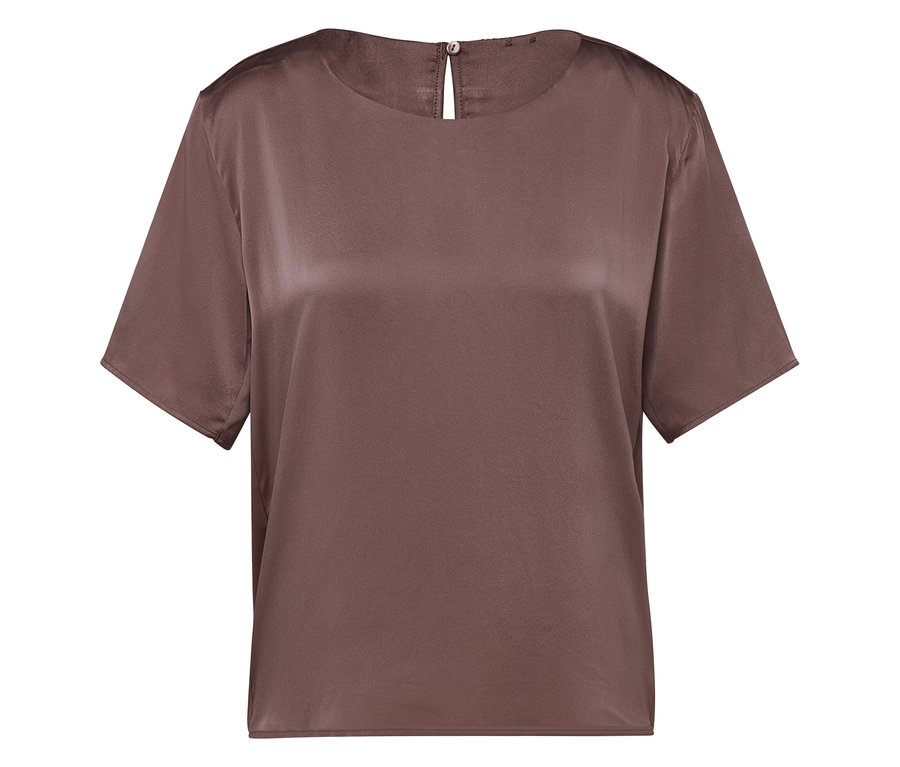 Hnedá saténová blúzka s krátkymi rukávmi.