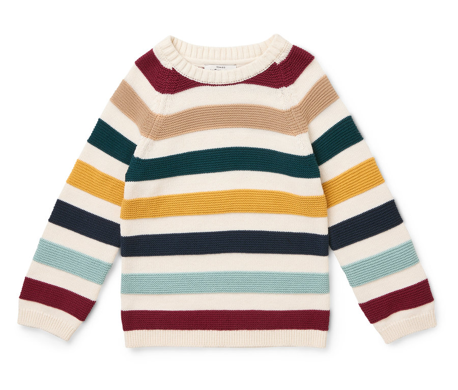 Pletený sveter s farebnými vodorovnými pruhmi.