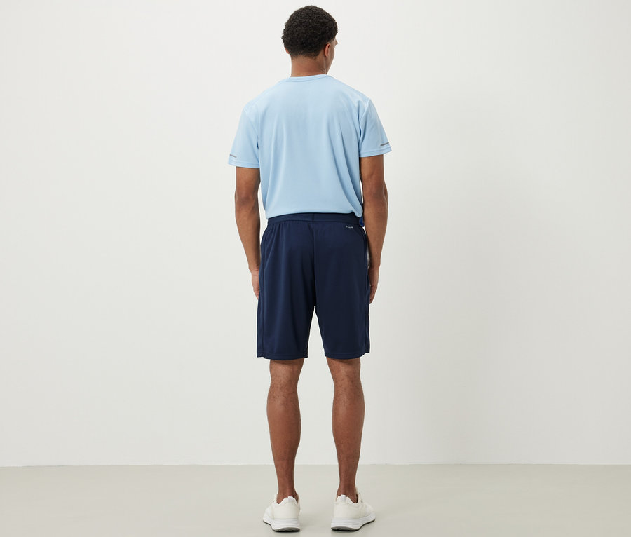 Muž má na sebe športové šortky.