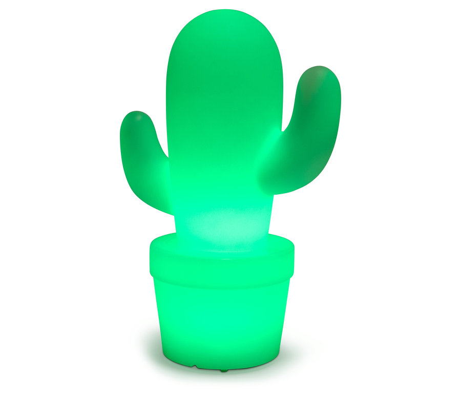 Zelená kaktusová lampa v kvetináči, ktorá svieti.