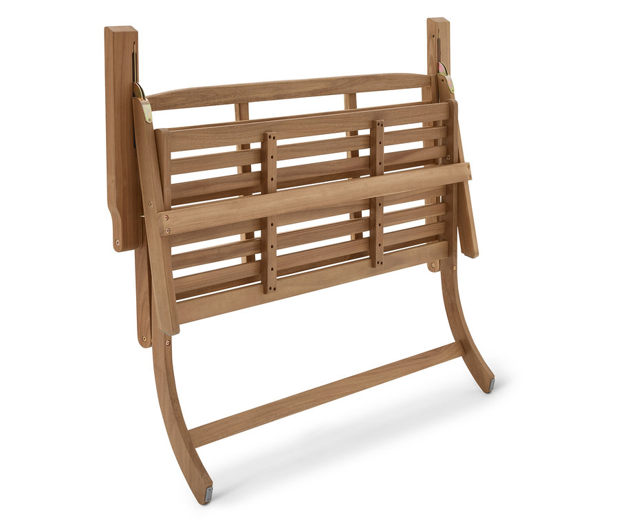 Čiastočne zložená drevená záhradná lavička stojí na bielom pozadí.