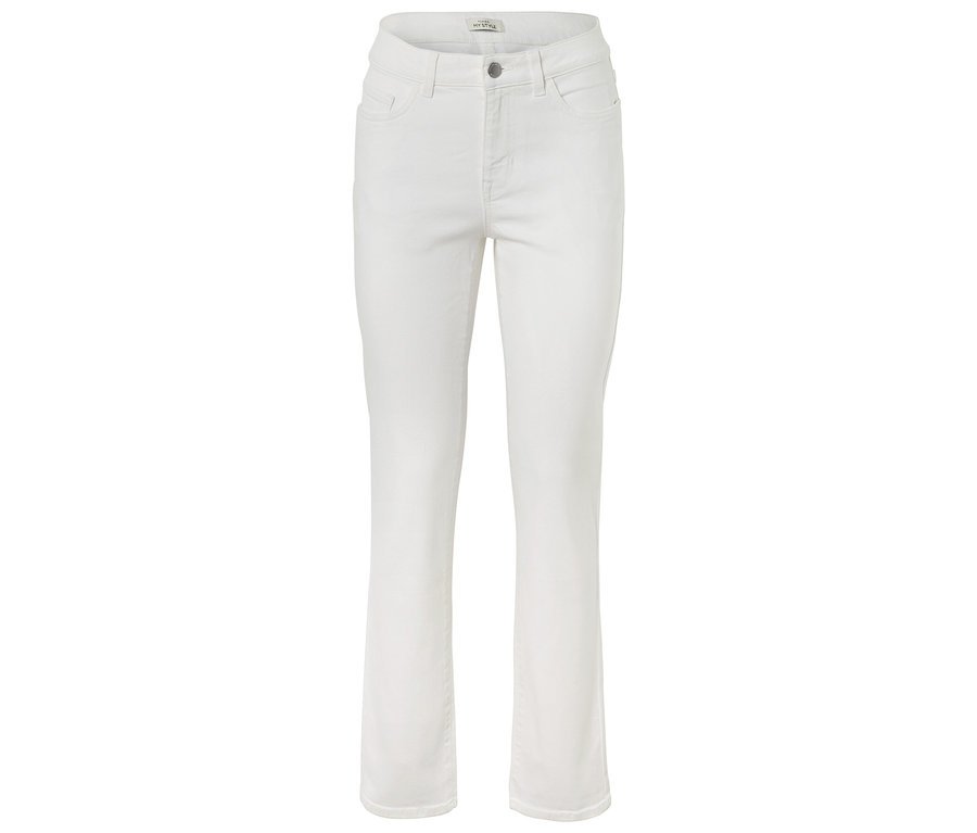 Biele džínsy ležia na bielom pozadí.