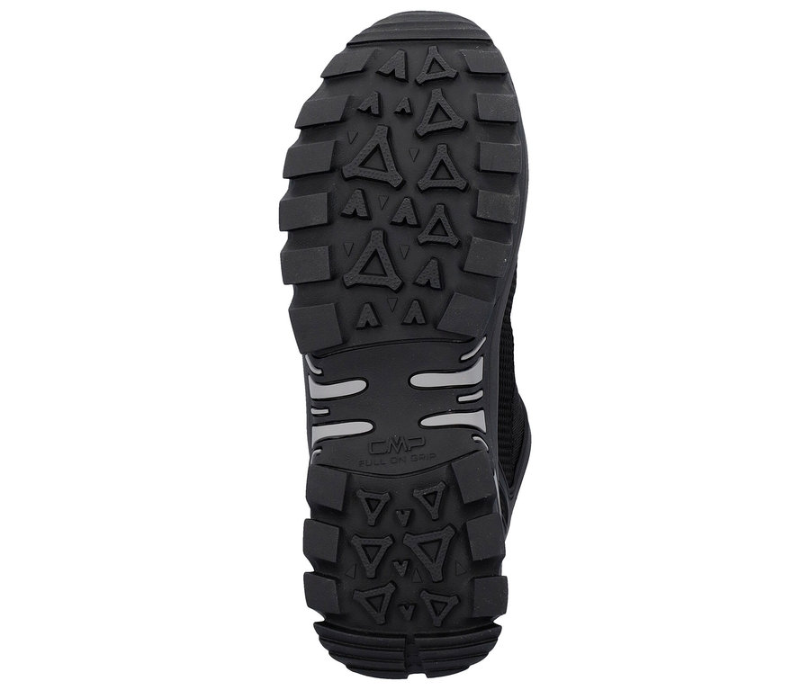 Podrážka čiernej topánky s výrazným dezénom.