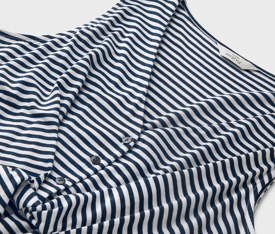 Detailný pohľad na modro-biele pruhované šaty s gombíkmi a štítkom 'MY STYLE'.