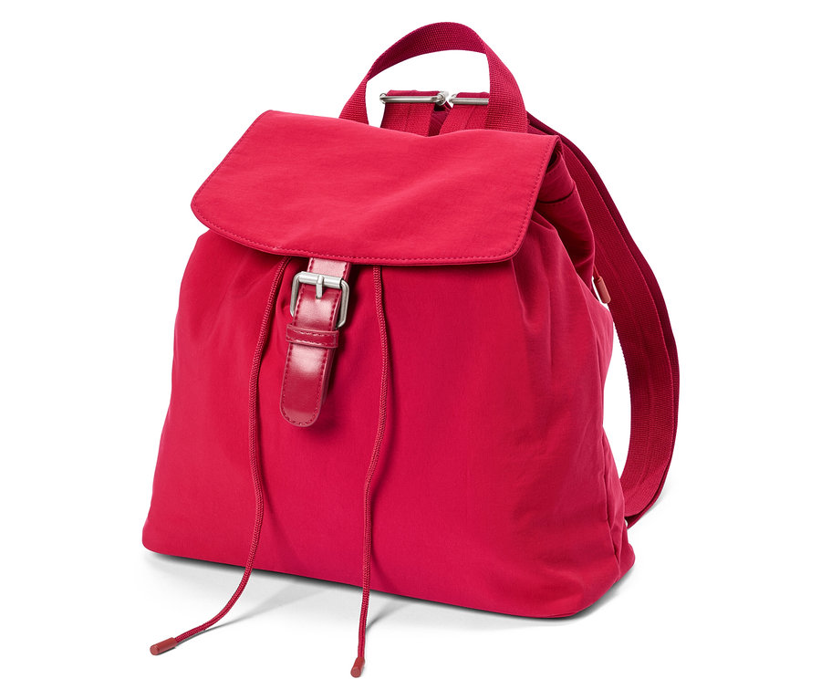 Červený ruksak s preklopkou a zapínaním na pracku leží na bielom pozadí.