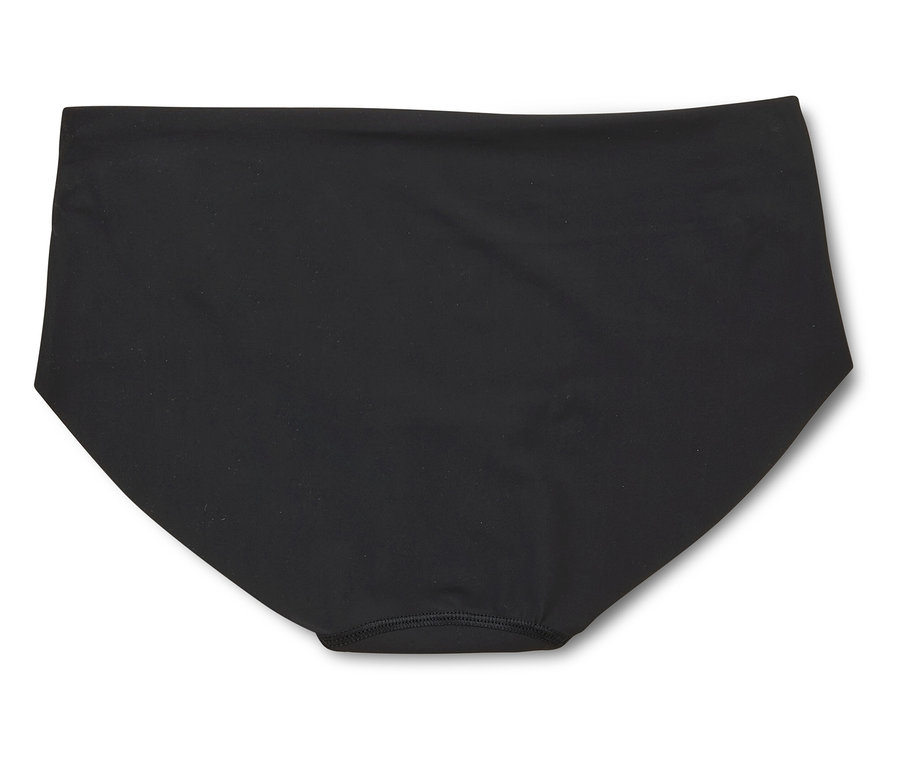Čierne bikiny nohavičky ležia na bielom pozadí.