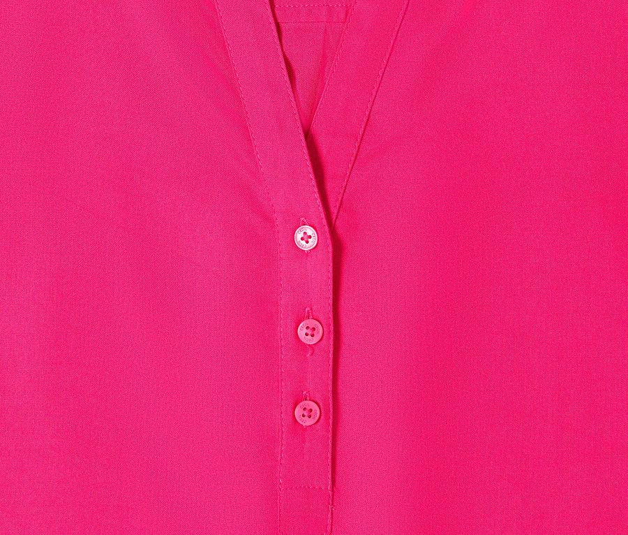 Detail ružovej tunikovej blúzky CECIL s gombíkovou légou a golierom.