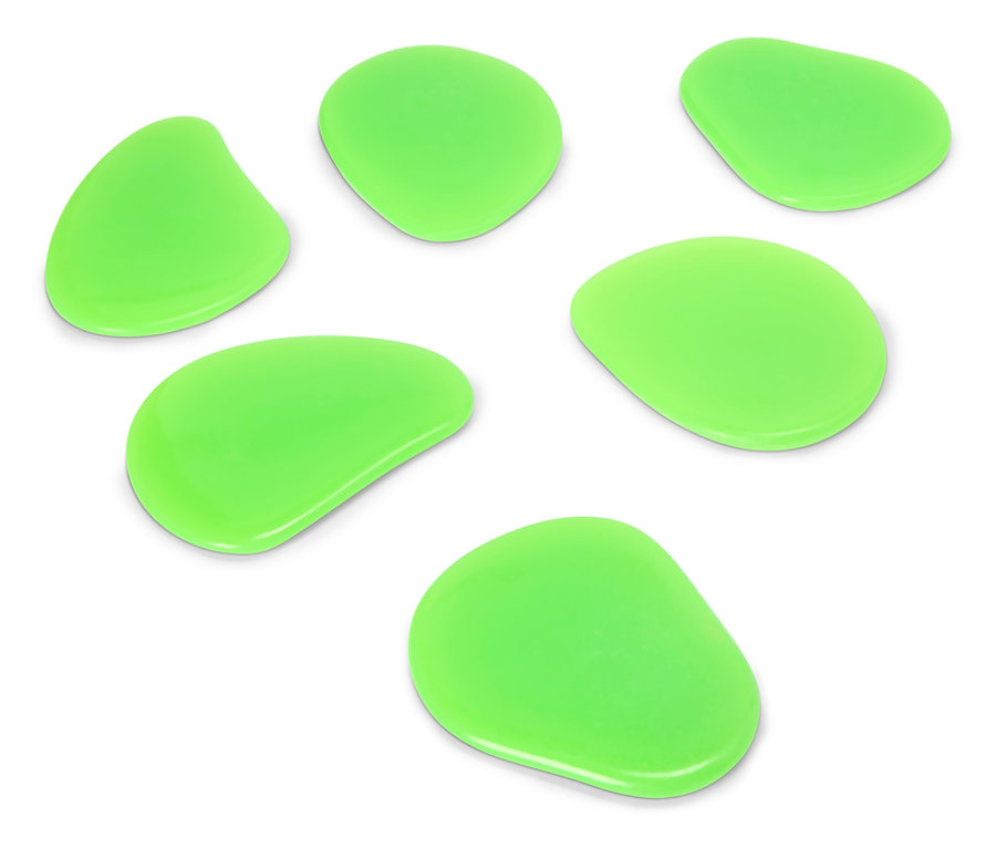 Sedem zelených, nepravidelne tvarovaných kameňov leží na bielom povrchu.