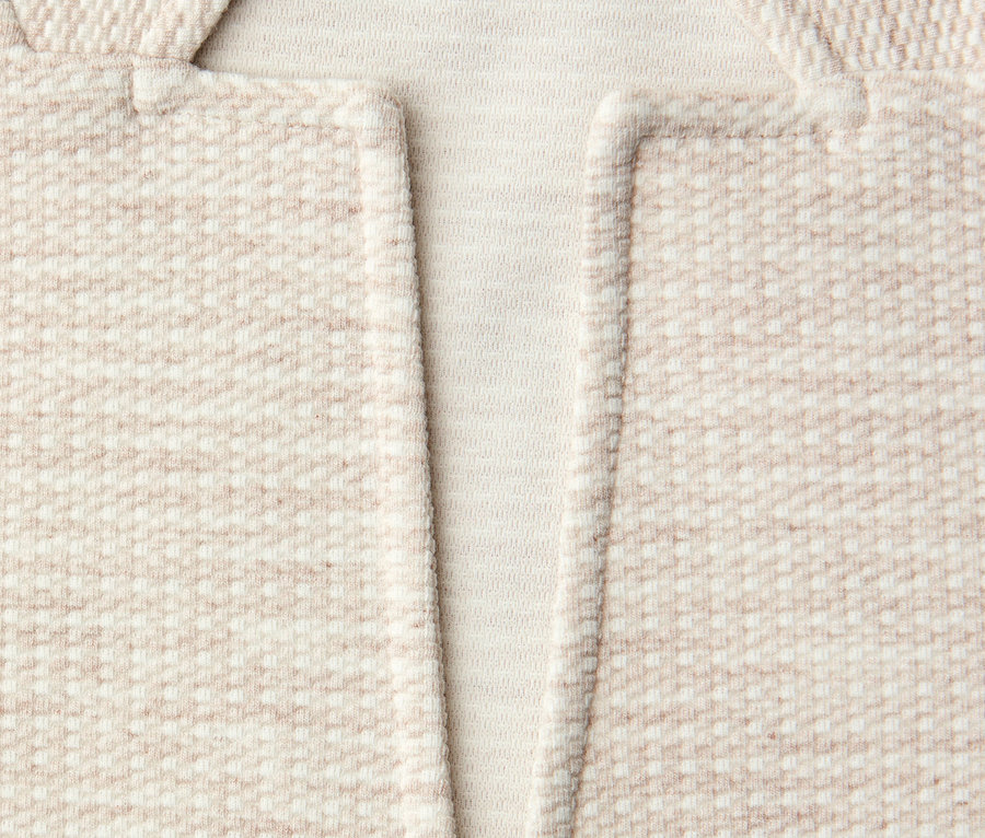 Detailný záber na výstrih béžového a bieleho džersejového blejzra Street One.