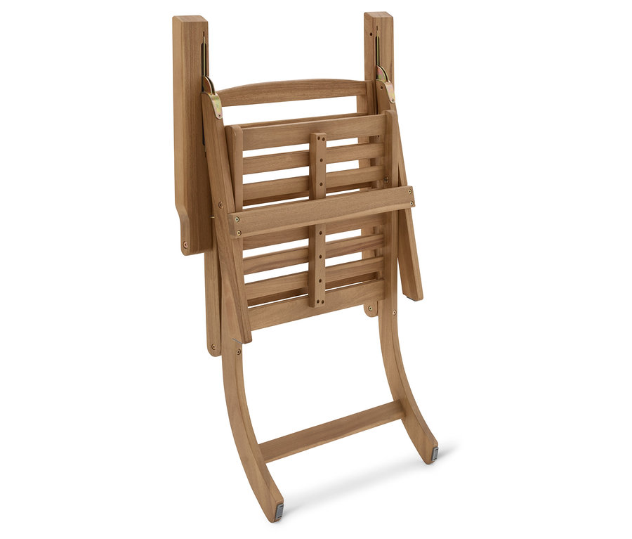 Zložená drevená stolička stojí na bielom pozadí.