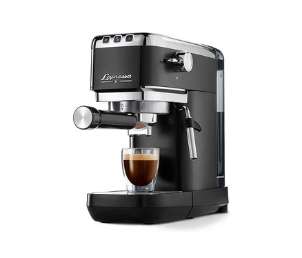 Čierny espresso kávovar so šálkou kávy.