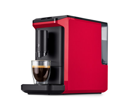 Červeno-čierny plnoautomatický kávovar »Esperto mini«, Lovely Red, nalieva kávu do priehľadnej sklenenej šálky.