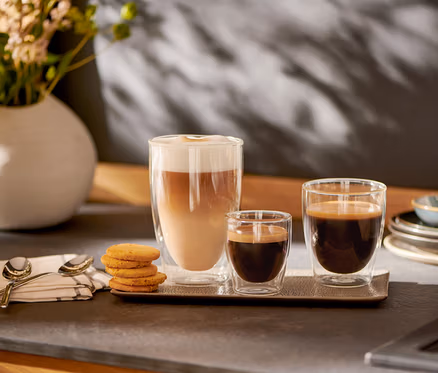 Na podnose sú šálky na caffè crema (2 ks) a 2 dvojstenné poháre na espresso.
