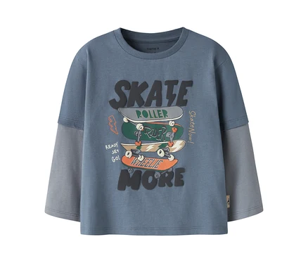 Modrosivé tričko s dlhým rukávom a svetlejšími sivými vrstvenými rukávmi, s grafickou potlačou troch naskladaných skateboardov a nápisov „SKATE“ a „MORE“.