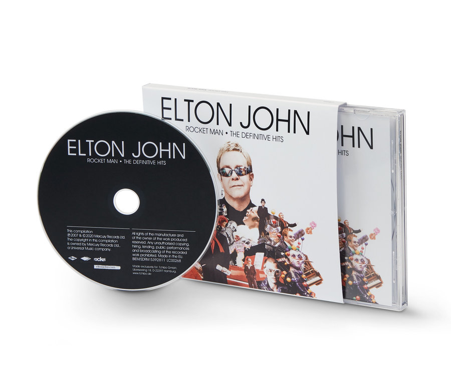 Čierne CD Elton John – Rocket Man: The Definitive Hits vedľa obalu albumu.