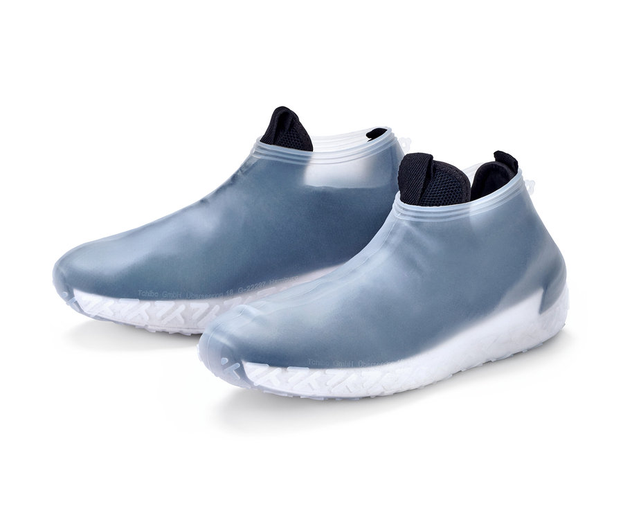 Dva nepremokavé návleky na topánky s bielou podrážkou.