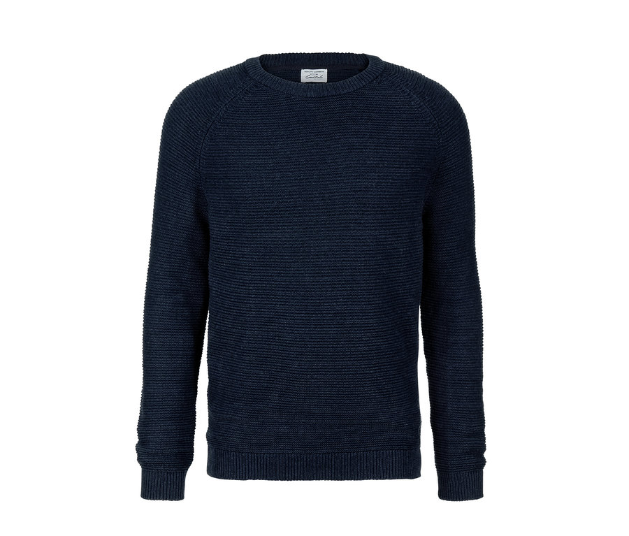 Tmavo modrý pulóver z hrubej pleteniny.