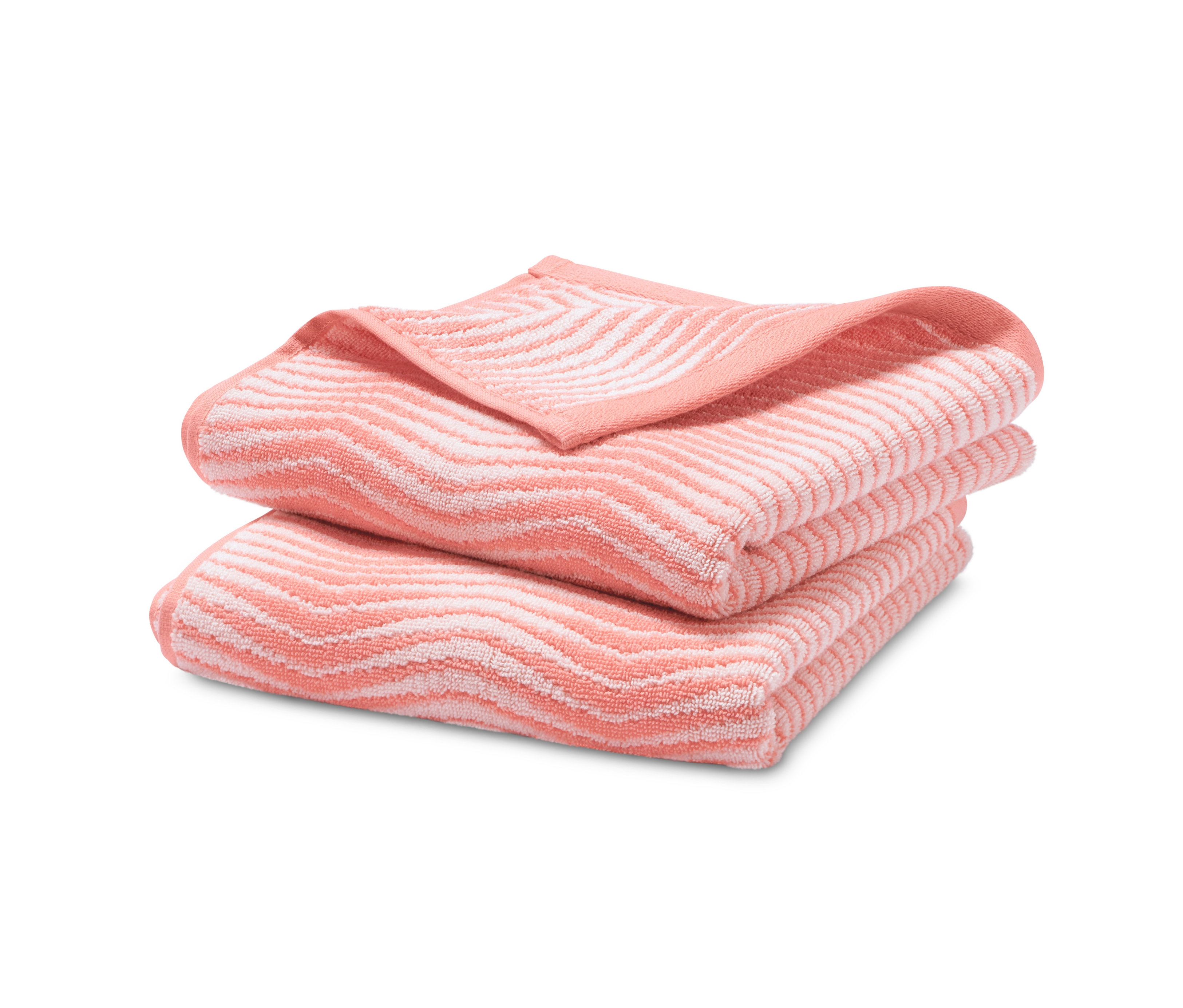 Na sebe naskladané dva žakárové uteráky marhuľovej farby.