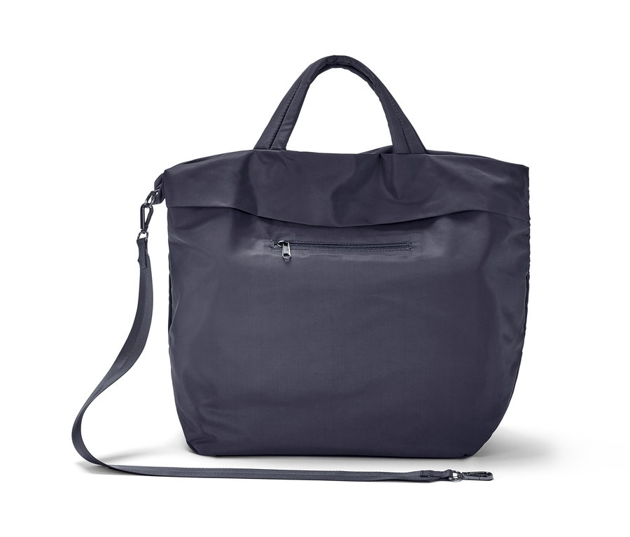 Čierna športová taška s rúčkami a ramenným popruhom.