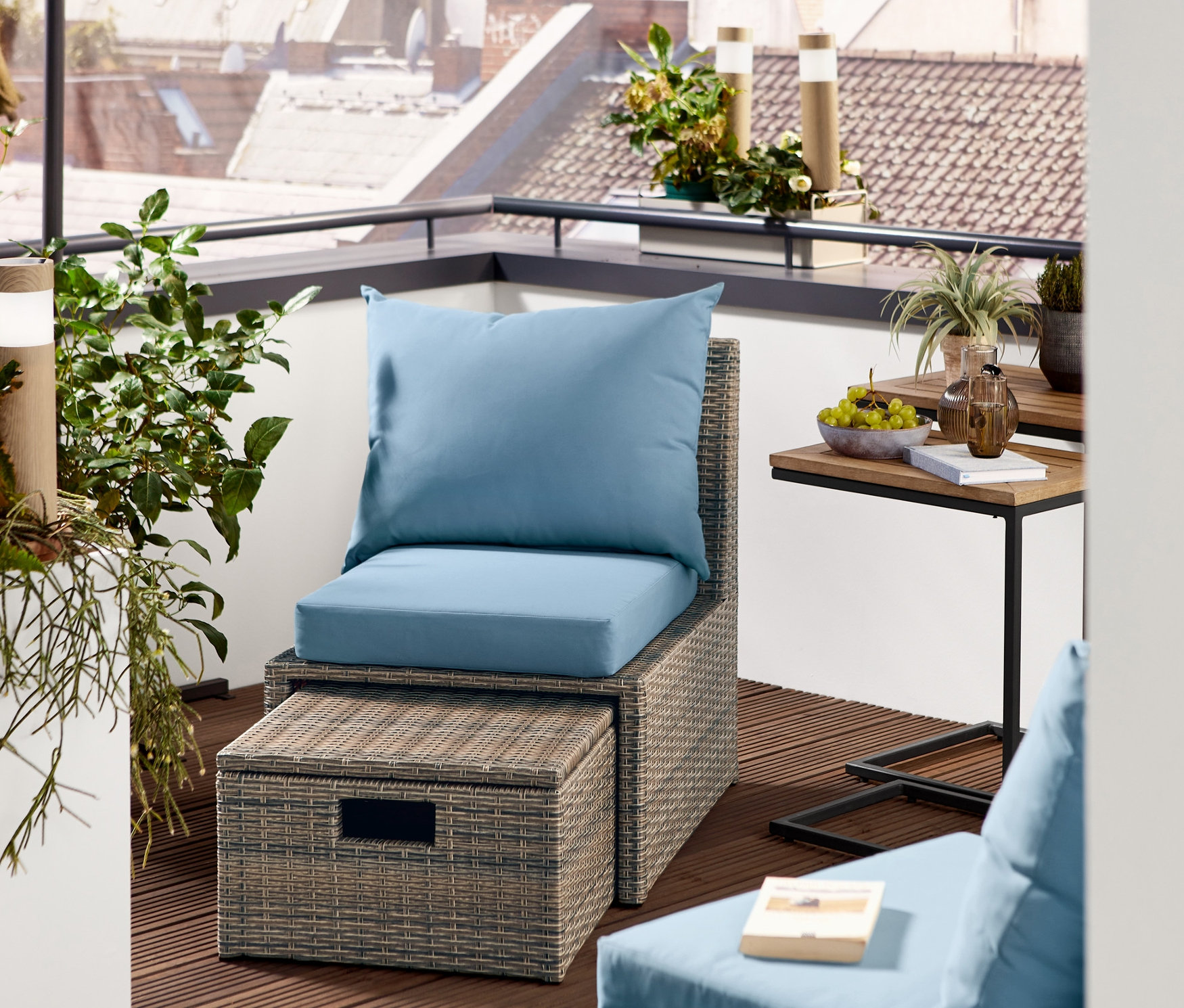 Rozkladacie lounge kreslo »Thore« stojí na terase. V pozadí sú vidieť solárne stĺpiky, 3 ks.