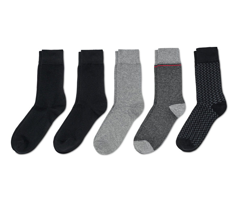 Päť párov ponožiek rôznych farieb a vzorov.