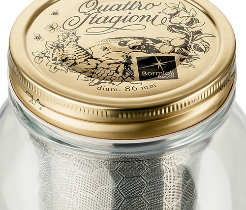 Detail pohára na studenú kávu cold brew »BrewJar« s kovovým viečkom.