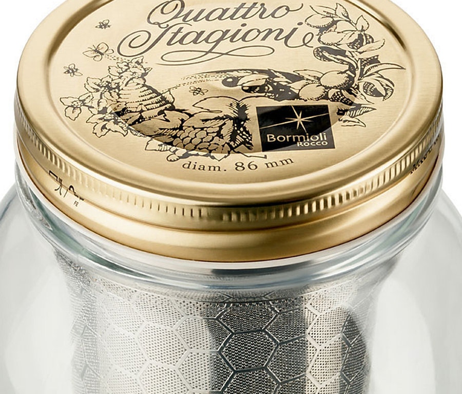 Detail pohára na studenú kávu cold brew »BrewJar« s kovovým viečkom.