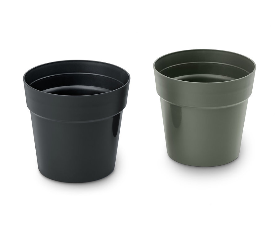 Dva obaly na kvetináče na bylinky, jeden čierny a jeden zelený.