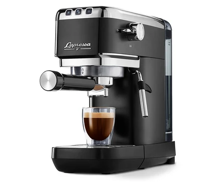 Čierny espresso kávovar so šálkou kávy.
