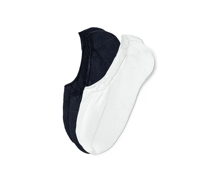 Dva páry hrejivých ťapiek do topánok sneaker, jedny tmavomodré a jedny biele.