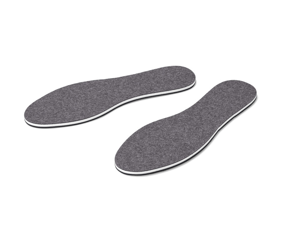 Dve termoizolačné vložky do topánok na bielom pozadí.