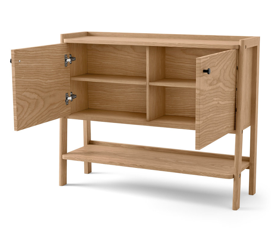 Otvorený drevený príborník s policami.