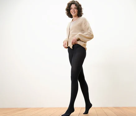 Žena si upravuje čierne, jemné pančuchové nohavice 80 DEN.