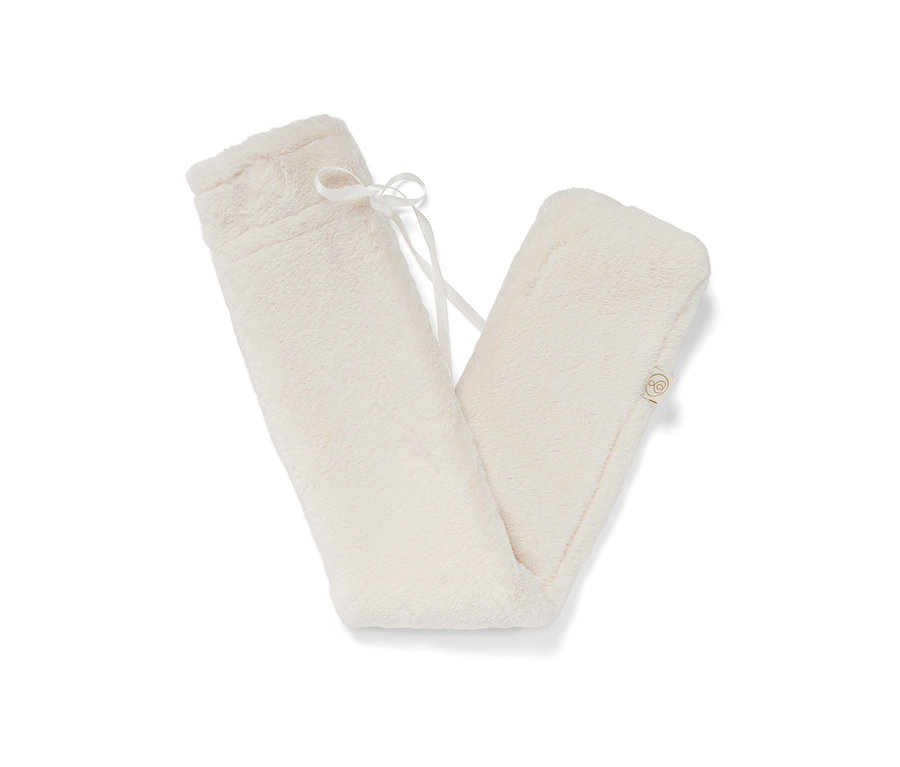 Dlhý termofor v krémovej farbe s plyšovým obalom a bielou stuhou.