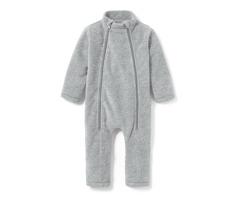 Sivý detský flísový overal s dlhými rukávmi a zipsom vpredu.