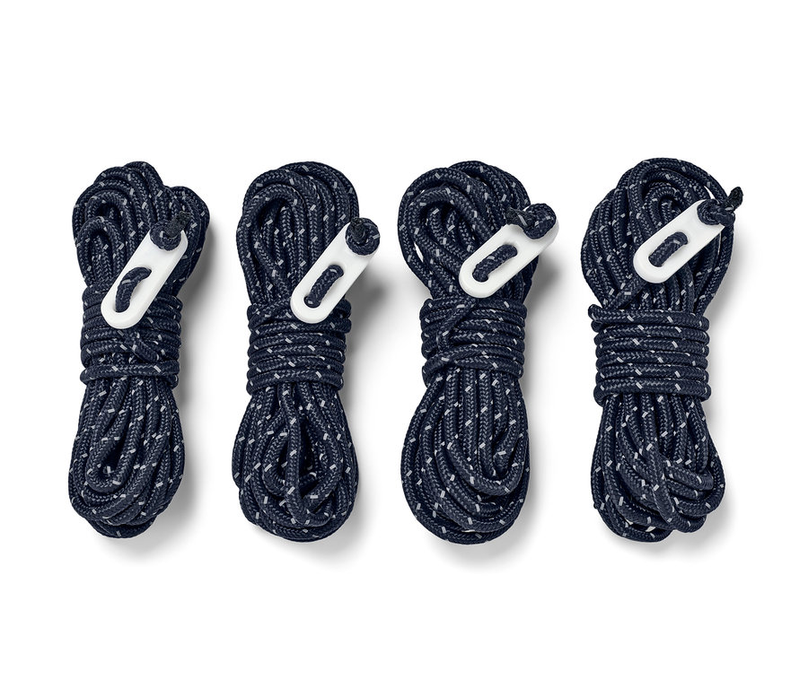 Štyri reflexné napínacie laná, stočené a zviazané, ležia vedľa seba na bielom pozadí.