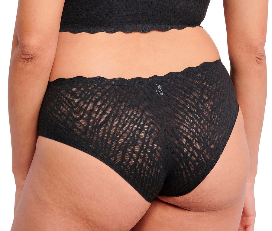 Zblízka zadný pohľad na ženu nosiacu čierne bokové nohavičky sloggi ZERO Feel Bliss Hipster.