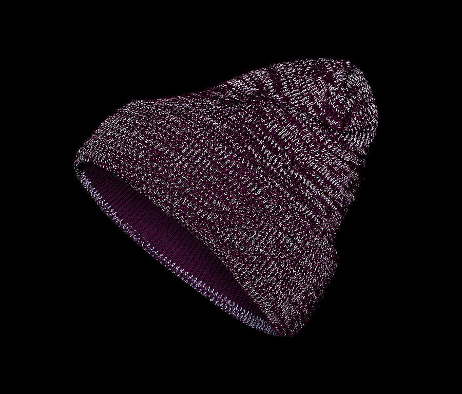 Detail fialovej pletenej čiapky.
