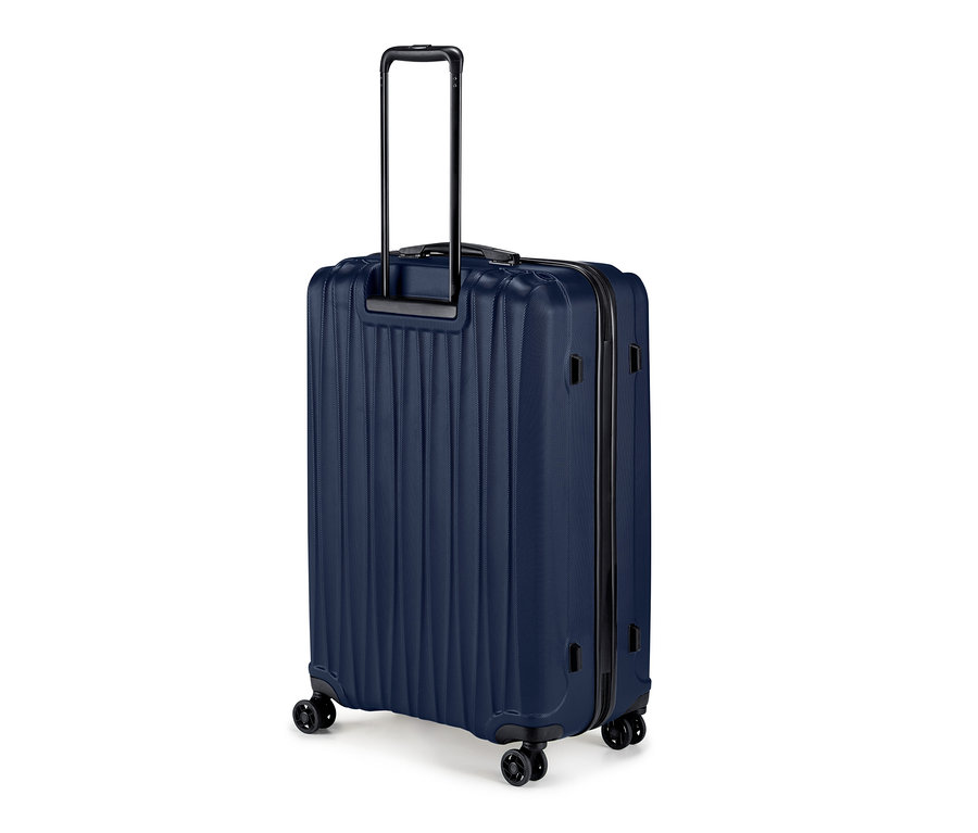 Detailný záber na veľký kufor zo škrupinového materiálu.