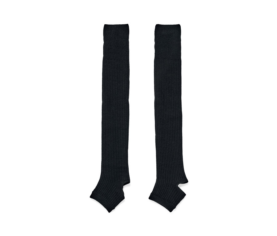 Dva čierne návleky na nohy.