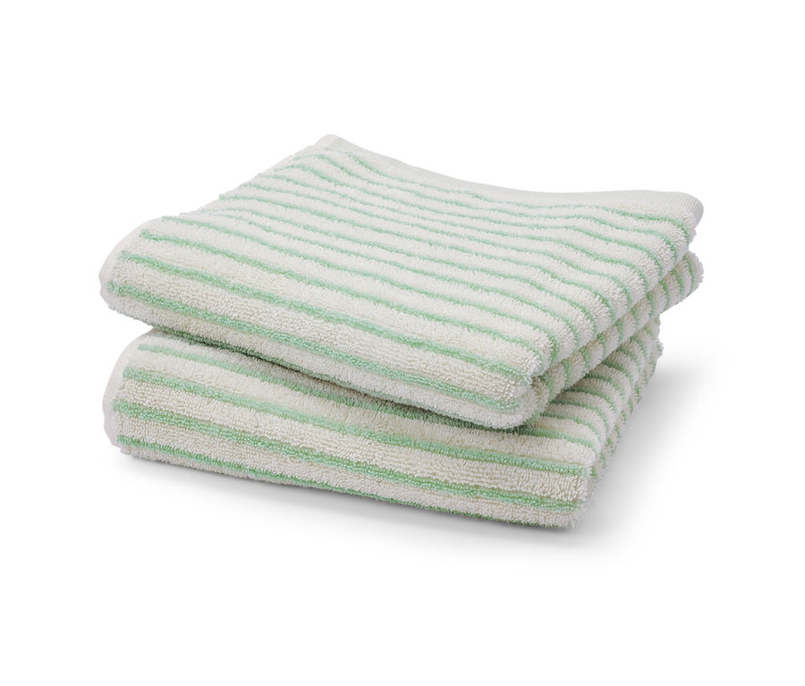 Dva zelené prúžkované uteráky na sebe.