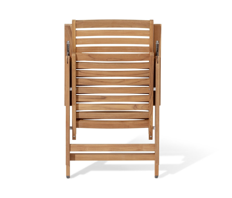 Zložená stolička z tíkového dreva s vysokým nastaviteľným operadlom.