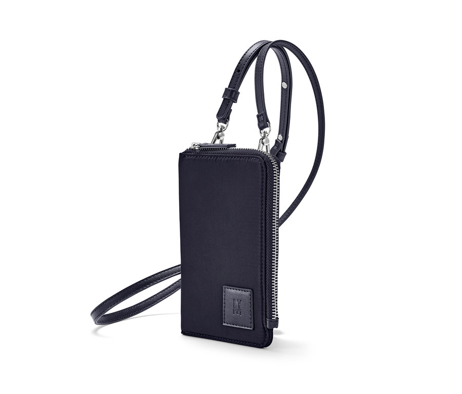 Čierna minikabelka s popruhom.