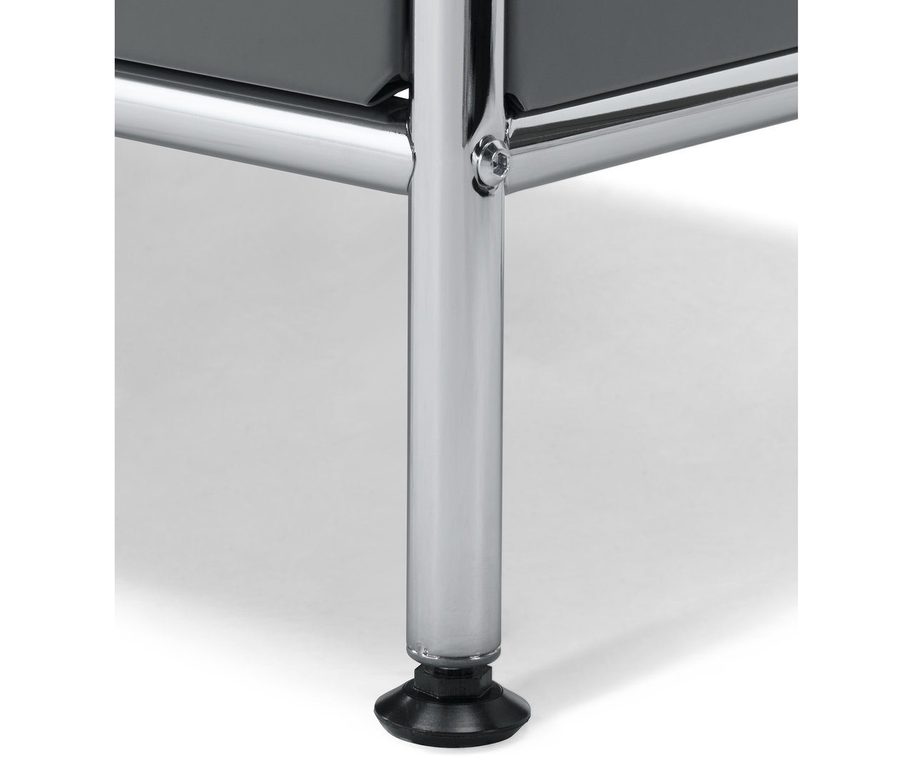 Detail sivej odkladacej skrinky »CN3« s výklopnými dvierkami, chrómovanou konštrukciou a čiernymi nožičkami.