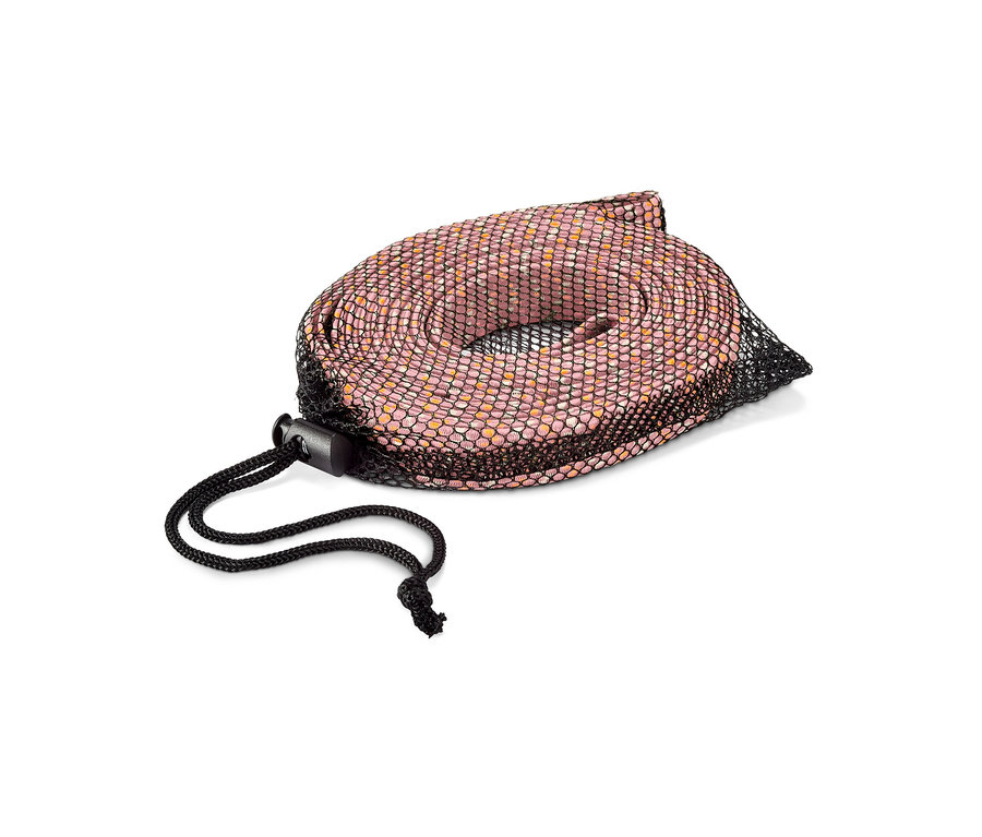 Zrolovaná guma na skákanie v čiernej sieťovanej taške.