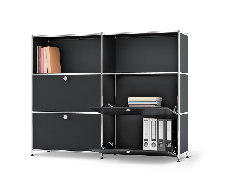 Čierna kovová komoda »CN3« s premiestniteľnými výklopnými priečinkami, knihami a zakladačmi vnútri.